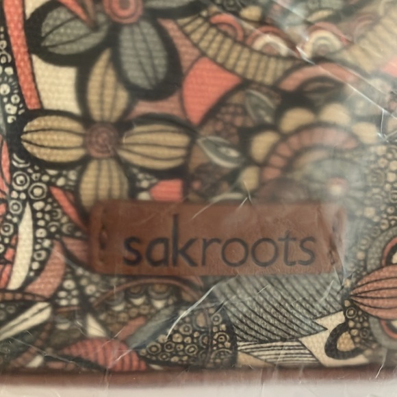 Beautiful Floral Patterned Cross Body Bag! - Picture 2 of 4